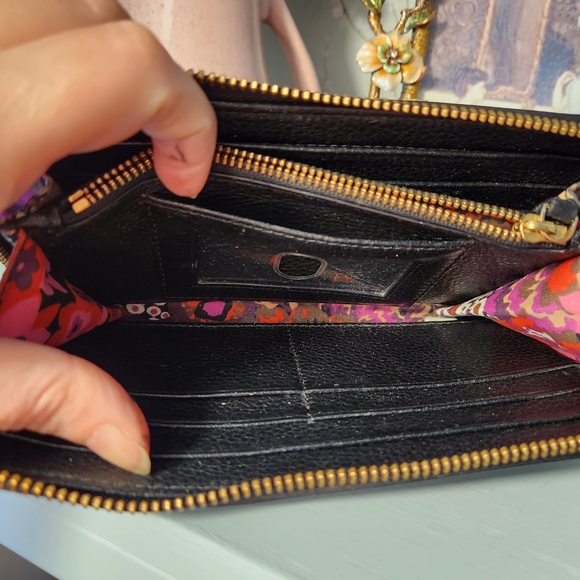 Vera Bradley Black Leather George Wallet Zip Pink Red Floral Interior - Picture 3 of 10